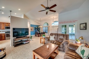 Smart TV, reproductor de DVD, libros y videoteca