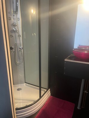 Towels, soap, toilet paper - Apartment in the Bouchon; Hyper center of Troyes, 50 m². (Troyes)