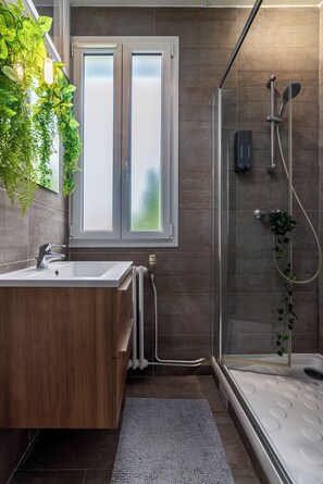 Shower, jetted bath, free toiletries, hair dryer - La Maison l'Expérience - Spa Cinema Games Near Paris (Maisons-Alfort)