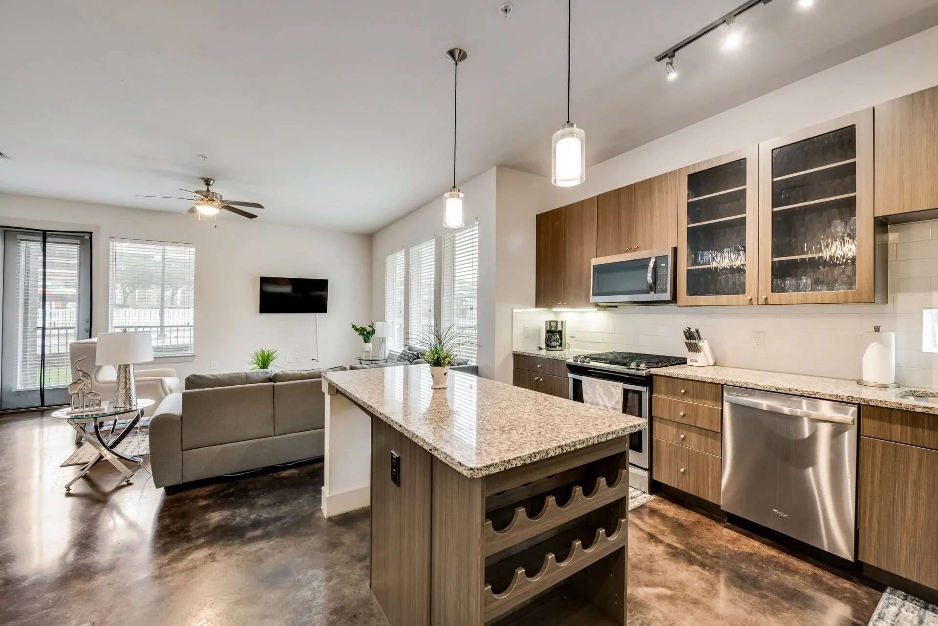 Mikroaaltouuni, uuni, astianpesukone, kahvin-/teenkeitin