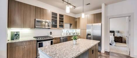 Micro-ondes, four, lave-vaisselle, cafetière/bouilloire