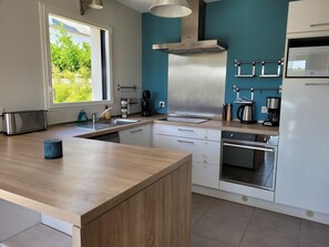 ثلاجة، ميكروويف، فرن، موقد طهي مسطح