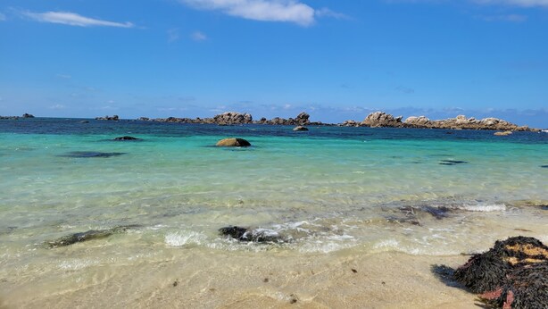 A beach with clear turquoise water, rocky outcrops, and a sandy shore. - Spacious new house near the Casino - PLOUESCAT - beach and relaxation (Plouescat)