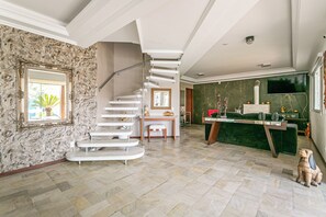 المنشأة من الداخل