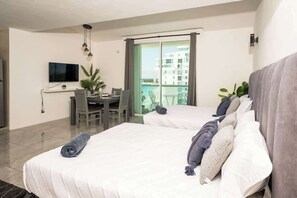 Iron/ironing board, WiFi, bed sheets - Oceanview with Direct Beach Access (Cancún)