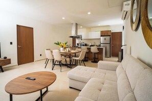 TV, fireplace, offices - Modern retreat with Rooftop Pool + Work Lounge (Cancún)