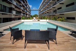 Pool - Modern retreat with Rooftop Pool + Work Lounge (Cancún)