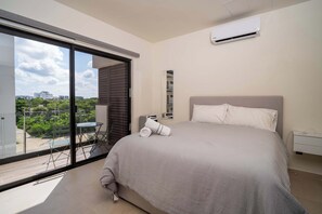 2 bedrooms, desk, iron/ironing board, WiFi - Modern retreat with Rooftop Pool + Work Lounge (Cancún)