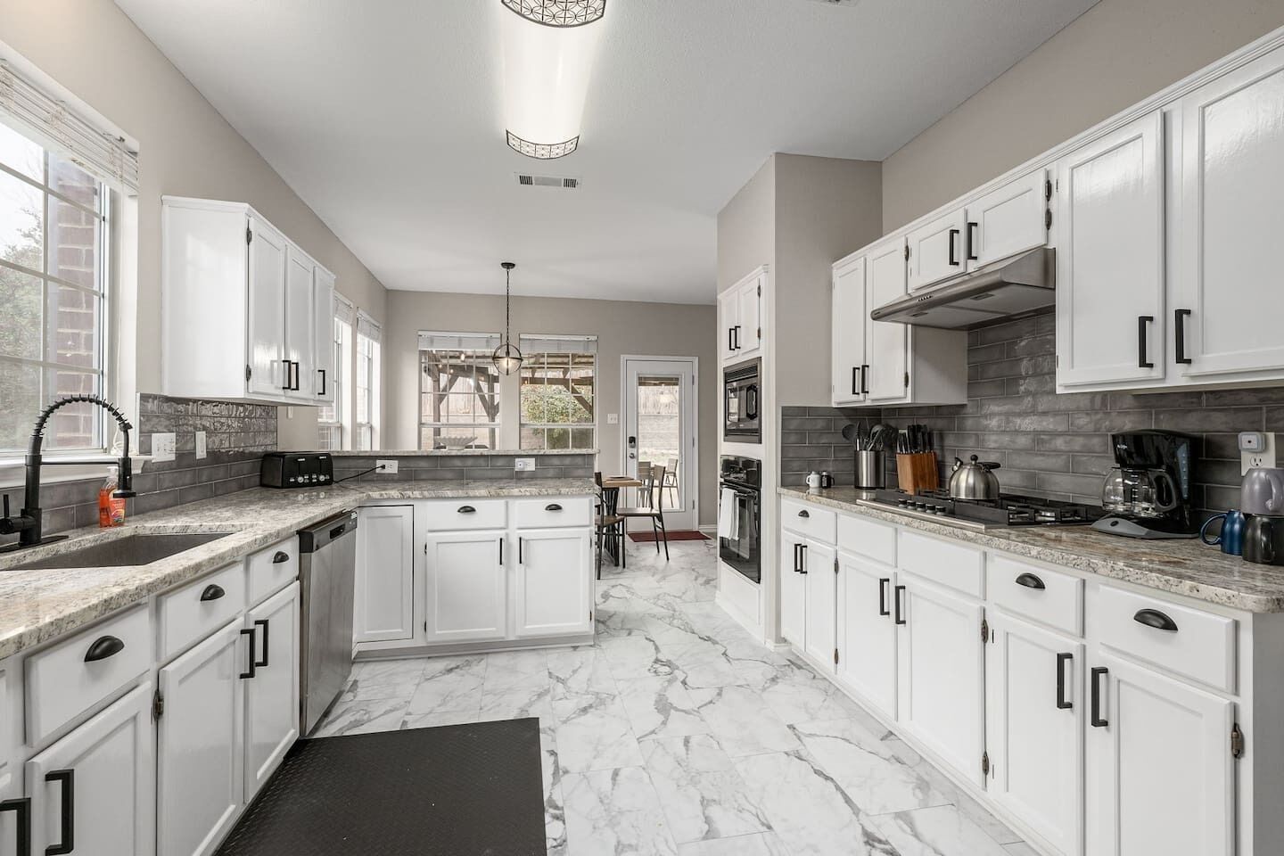 Een microgolfoven, een oven, een kookplaat, een vaatwasser