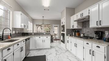 Een microgolfoven, een oven, een kookplaat, een vaatwasser