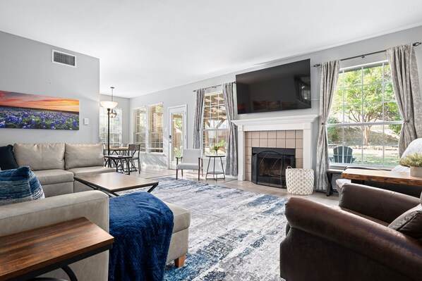 Televisión y chimenea 