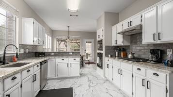 Mikrowelle, Ofen, Herdplatte, Geschirrspüler