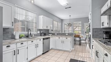 Mikrowelle, Ofen, Herdplatte, Geschirrspüler