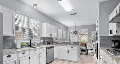 Spacious 4-bedroom 2.5 bath house in Keller sleeps up to 12 people