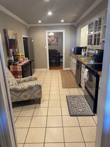 Adorable and cozy 3-bedroom house in Van Buren close to everything!