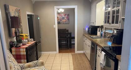 Adorable and cozy 3-bedroom house in Van Buren close to everything!