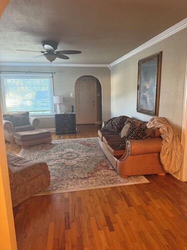 Adorable and cozy 3-bedroom house in Van Buren close to everything!