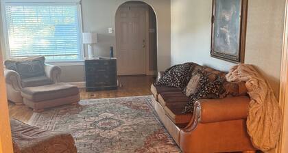 Adorable and cozy 3-bedroom house in Van Buren close to everything!