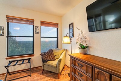 Tawnya’s Secret Hideaway | 20-Mile Views • Firepit