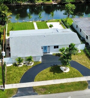 Exterior - Waterfront Retreat + Heated Pool + Sand Court (Miami)