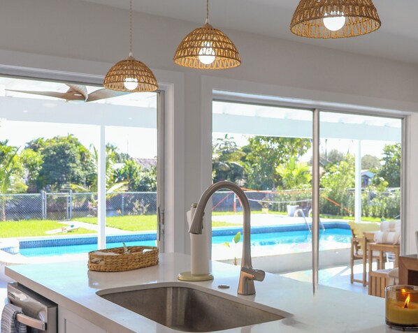 Outdoor pool, a heated pool - Waterfront Retreat + Heated Pool + Sand Court (Miami)