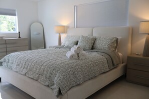 Desk, iron/ironing board, travel cot, free WiFi - Waterfront Retreat + Heated Pool + Sand Court (Miami)