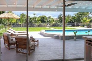 Outdoor pool, a heated pool - Waterfront Retreat + Heated Pool + Sand Court (Miami)