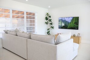Smart TV, ping pong, books - Waterfront Retreat + Heated Pool + Sand Court (Miami)
