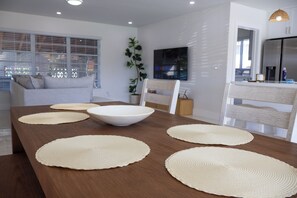 Dining - Waterfront Retreat + Heated Pool + Sand Court (Miami)