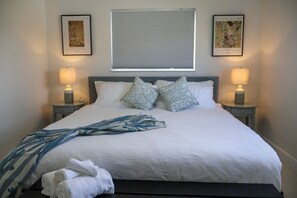 Desk, iron/ironing board, travel cot, free WiFi - Waterfront Retreat + Heated Pool + Sand Court (Miami)