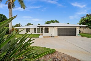 Exterior - Tropical Retreat Naples, FL - Private heated pool & patio with outdoor living (Naples)