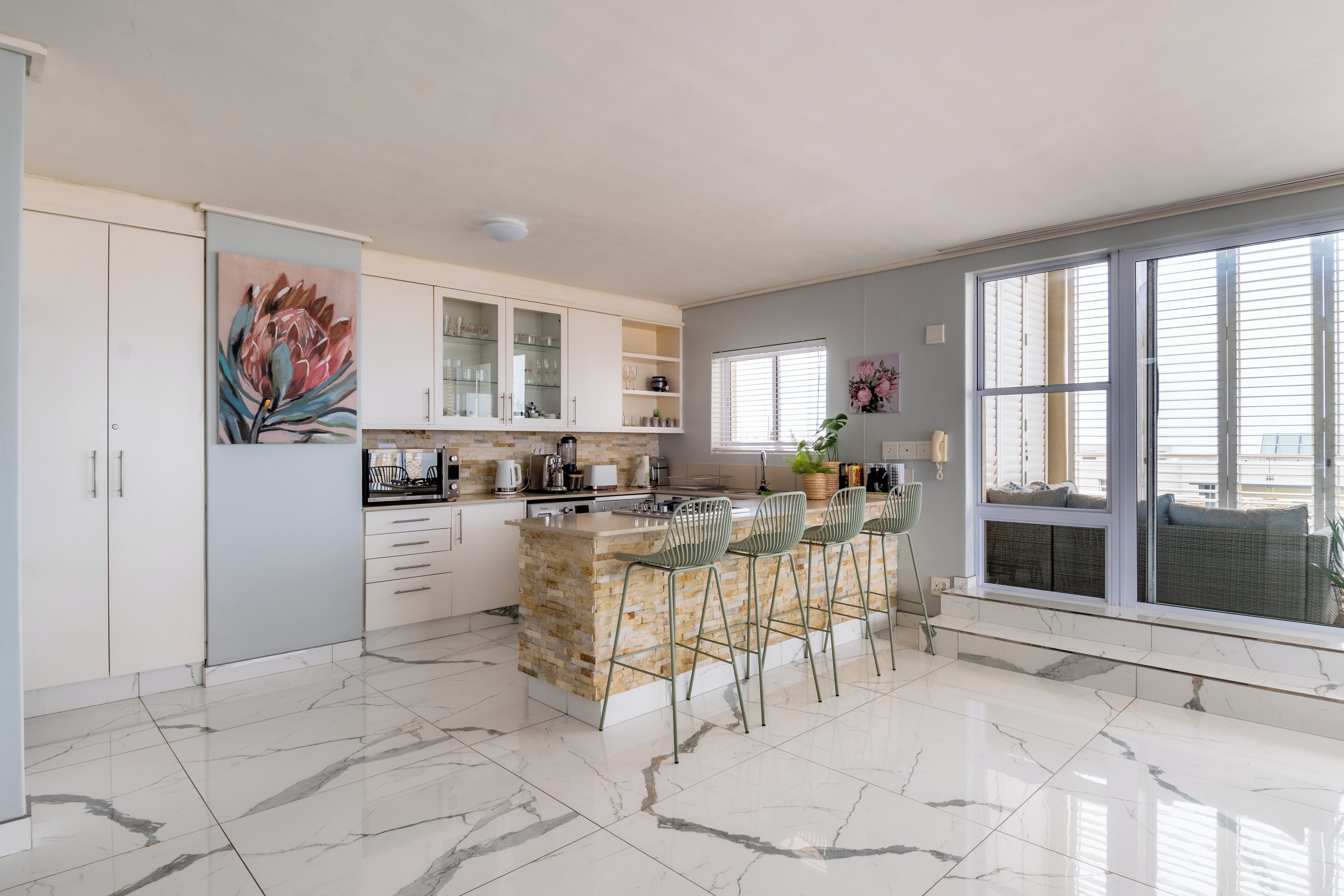 Apartment, 4 Bedrooms, Balcony, Lake View | Interior