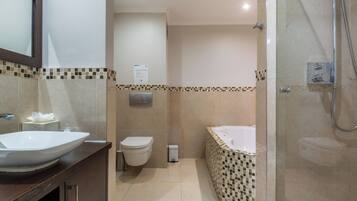 Apartment, 4 Bedrooms, Balcony, Lake View | Bathroom | Toilet paper