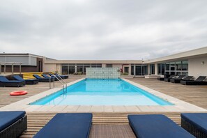 Outdoor pool - Lagoon Shoreline Penthouse (Cape Town)