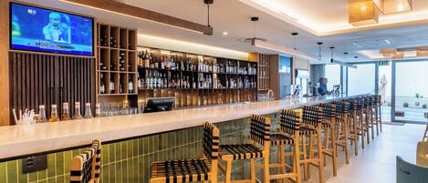 Căn hộ, 4 phòng ngủ, ban công, quang cảnh hồ | Bar (trong khuôn viên)