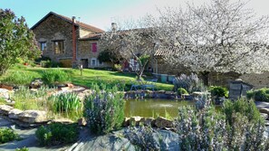 Property grounds - An eco-renovated house full of charm, a garden and a magnificent view. (Varen)