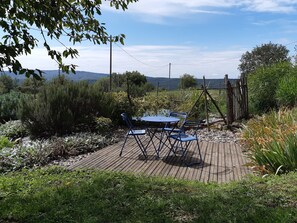 Outdoor dining - An eco-renovated house full of charm, a garden and a magnificent view. (Varen)