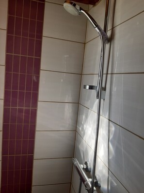 Shower, hair dryer, towels, toilet paper - An eco-renovated house full of charm, a garden and a magnificent view. (Varen)