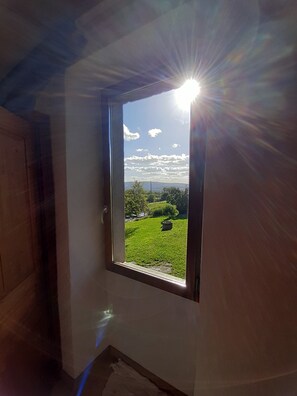 Interior - An eco-renovated house full of charm, a garden and a magnificent view. (Varen)