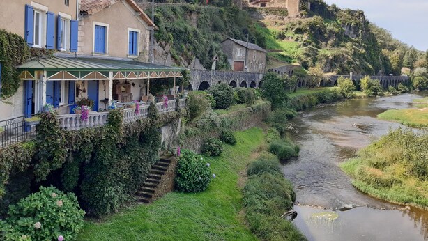 A riverside town with historic buildings, a bridge, and a castle on a hill. - An eco-renovated house full of charm, a garden and a magnificent view. (Varen)