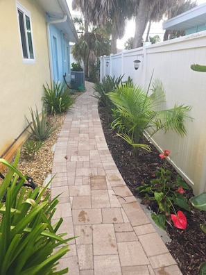 Property grounds - Brand- new Cozy 2-bedroom cottage with a 2 minute walk to Clearwater Beach (Clearwater)