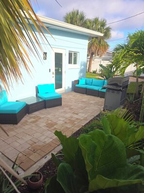 Terrace/patio - Brand- new Cozy 2-bedroom cottage with a 2 minute walk to Clearwater Beach (Clearwater)