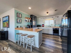 Wasserkocher mit Kaffee-/Teezubehör, Kühlschrank, Mikrowelle, Herdplatte