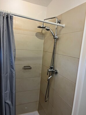 Dusche, Handtücher, Toilettenpapier