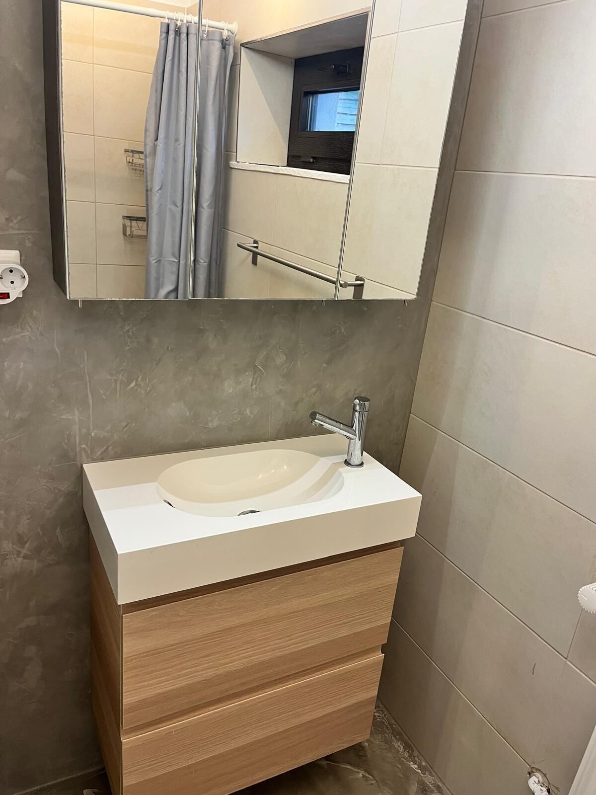 Regadera, toallas, papel de baño 