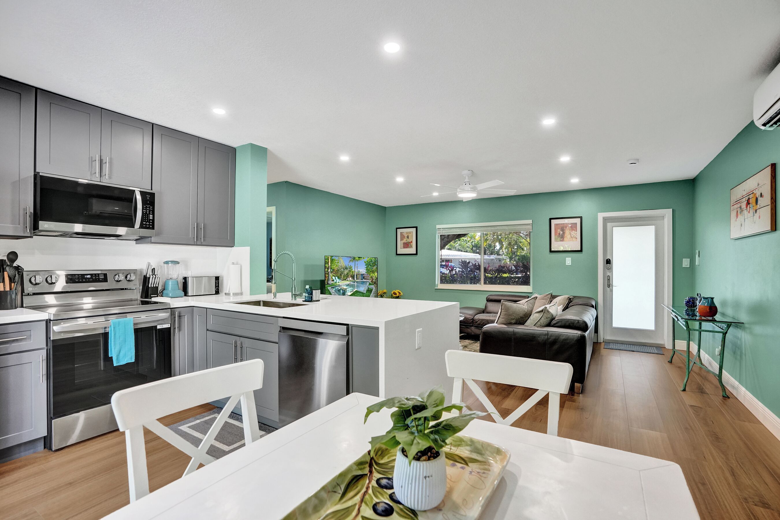 Refrigerador, microondas, horno, placa de cocina