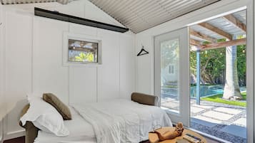 4 bedrooms, desk, iron/ironing board, travel cot