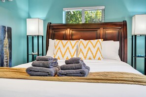 4 habitaciones, escritorio y tabla de planchar con plancha 
