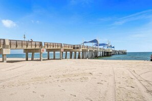Chaises longues, serviettes de plage
