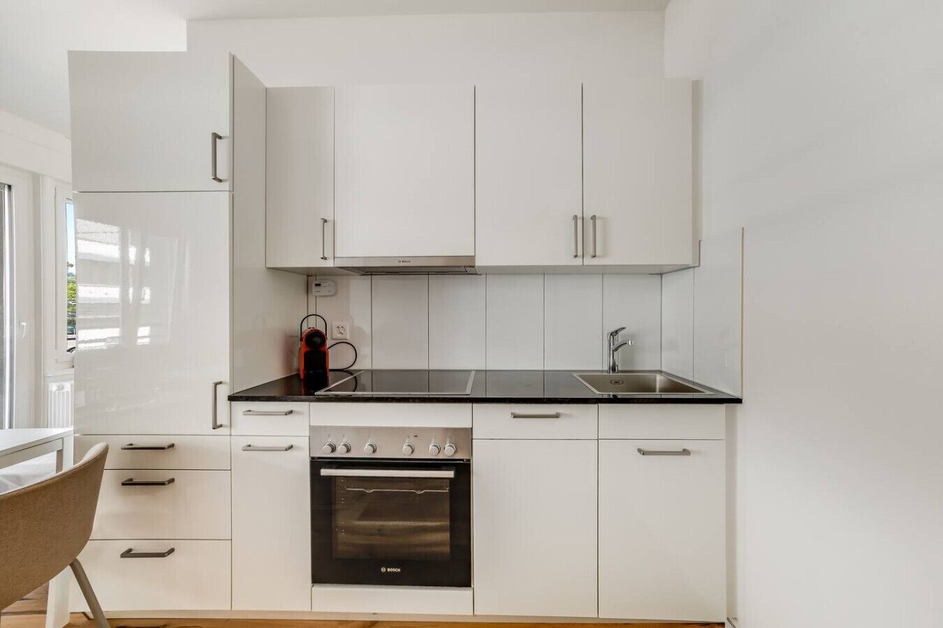 Een koelkast, een oven, een kookplaat, een vaatwasser